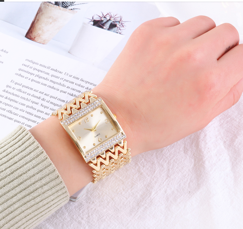 Montre carrée en métal or pour femmes