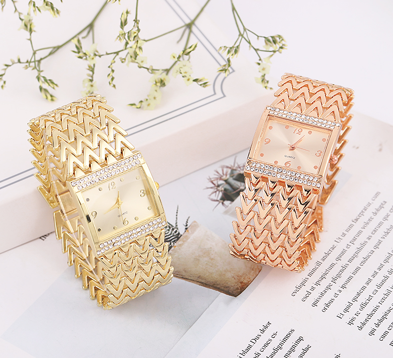 Montre carrée en métal or rose pour femmes