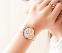 Montre Curren pour femme avec bracelet de cuir beige et cadran fleuri