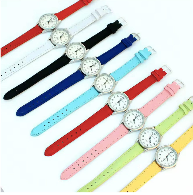 Montre pour femmes, bracelet de cuir noir, gros chiffres faciles à lire